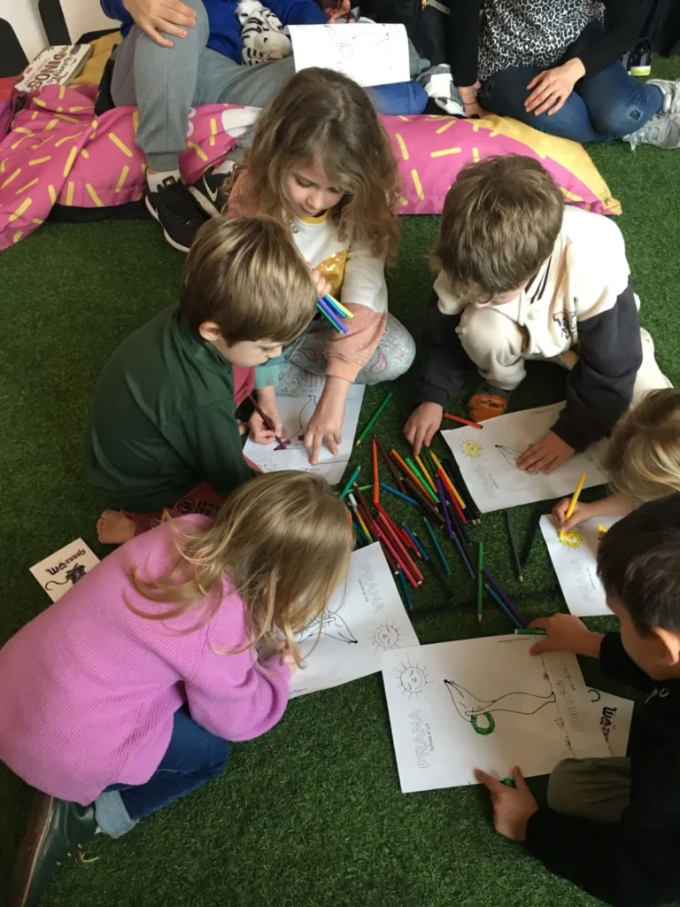 Relajación activa en una clase de Yoga Infantil