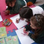 El clima del aula. Niños y niñas dibujando mandalas en un aula