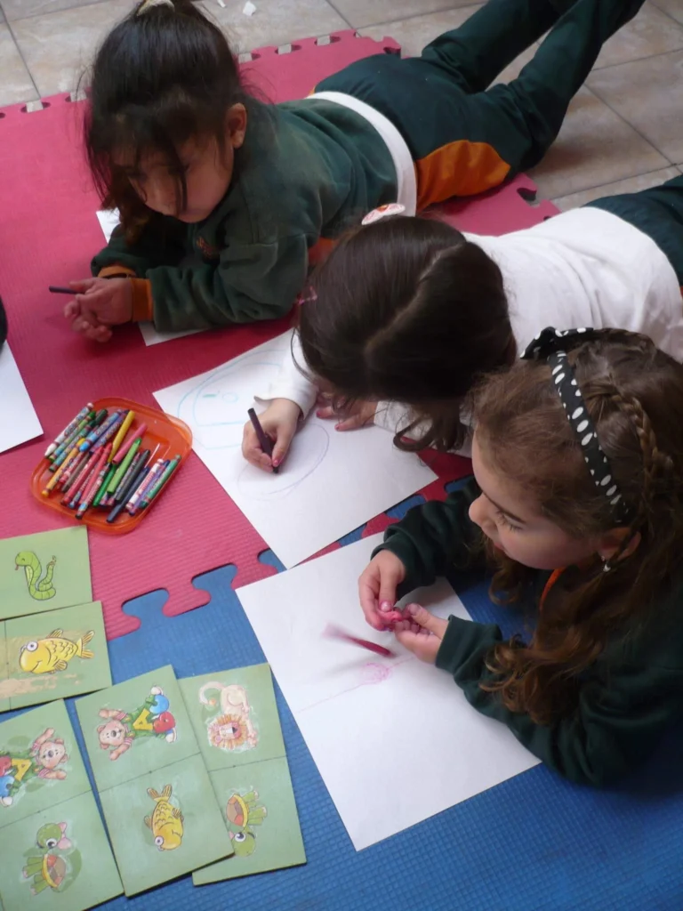 Yoga en el aula. Niños y niñas en una clase en la escuela, pintando y disfrutando un momento relajado